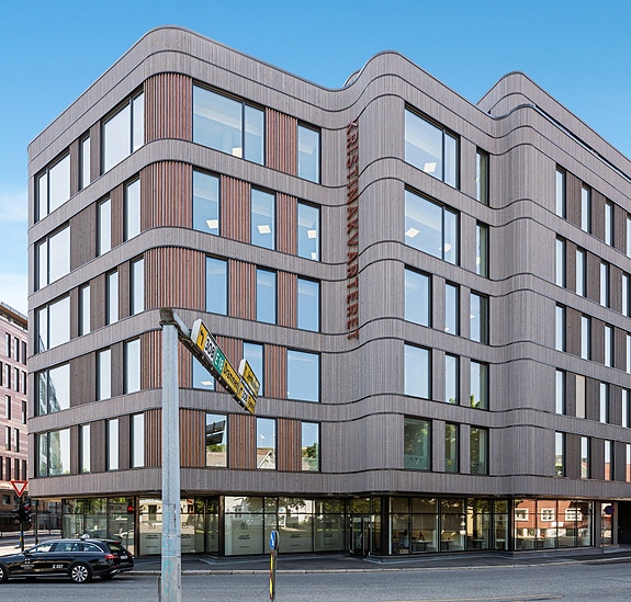 Nytt bygg rett ved jernbanestasjonen i Tønsberg. Foto: Kristian Bollæren