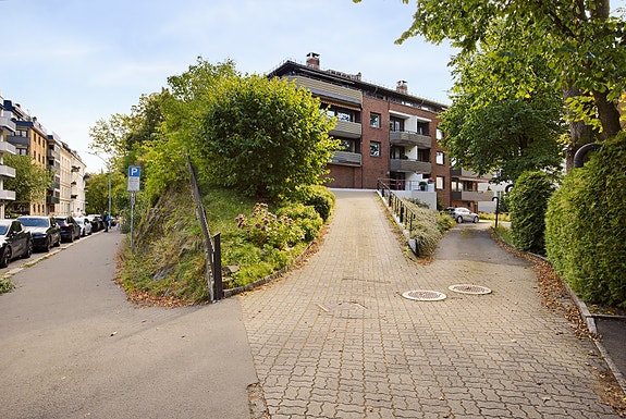 Innkjøring til eiendommen fra Professor Dahls gate.