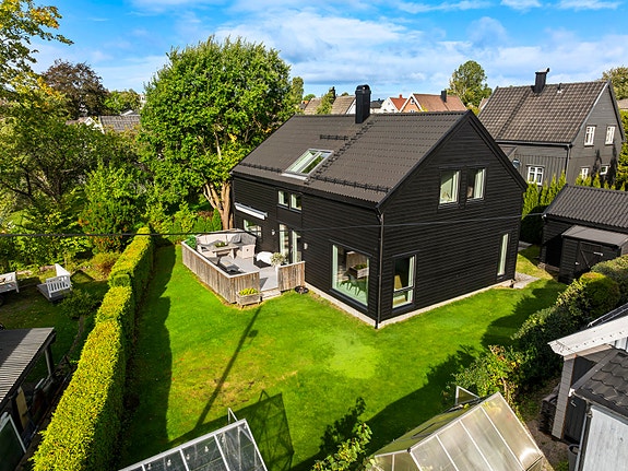 Hagen og terrassen er både skjermet og solrik. Perfekt sted å la barn og husdyr leke seg.
