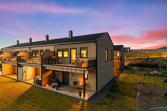 DNB Eiendom v/Veronica Melsnes har gleden av å presentere dette nyere og lekre enderekkehuset. Her er det fredfullt, naturskjønn utsikt og gode solforhold.