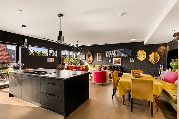 Velkommen til Gamle Kongevei 42B. Stue og kjøkken i åpen løsning med store vindusflater og direkte utgang til terrassen. Foto: Karl Filip Østmoen Kronstad.