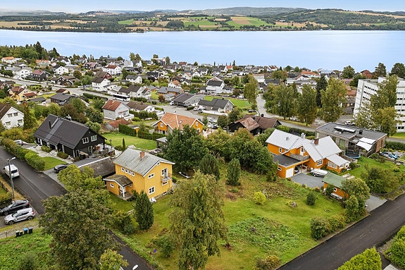 DNB Eiendom v/ Lene Bergum Pettersson presenterer Ragnhilds veg 18!
Fra eiendommen er det kort vei til barne-og ungdomsskole, Gjøvik videregåene skole, Fastland friluftsbad og sykehuset.