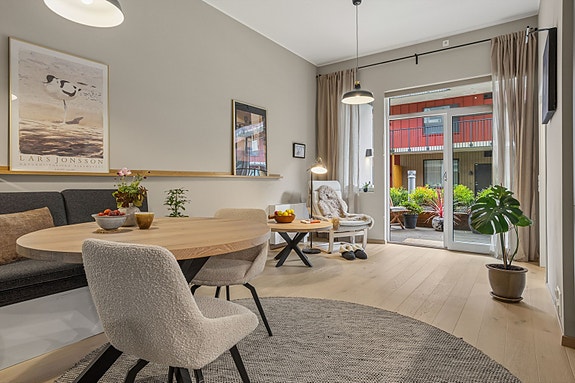 Velkommen til en gjennomført strøken og innflyttingsklar 2-roms leilighet i et moderne boligkompleks fra 2025. Boligen fremstår som ny, med svært høy standard og delikate, tidsriktige materialvalg.