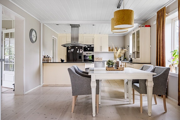 Aktiv Eiendomsmegling v/ Silje Hegre har gleden av å presentere - En betydelig påkostet enebolig i attraktivt område på Fjellhamar! Foto: Rullende Fotograf