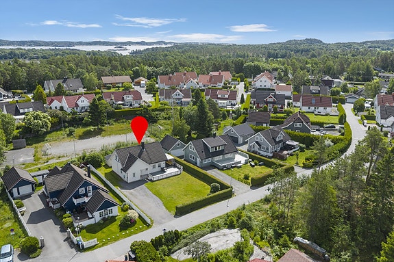 Meget barnevennlig med balløkke og lekeplass bak boligen. Foto: Boligbilder AS v/Fredrik Wiig