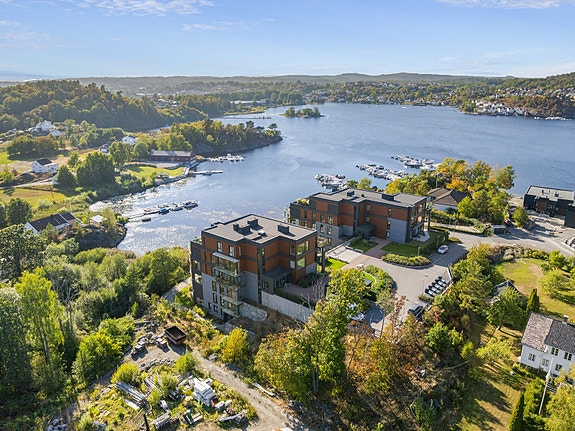 His Brygge / Hisøy - Romslig endeleilighet i vannkanten - Vestvendt og solrikt med utsikt - 3 soverom / 2 bad. Foto: Rimereit Foto.