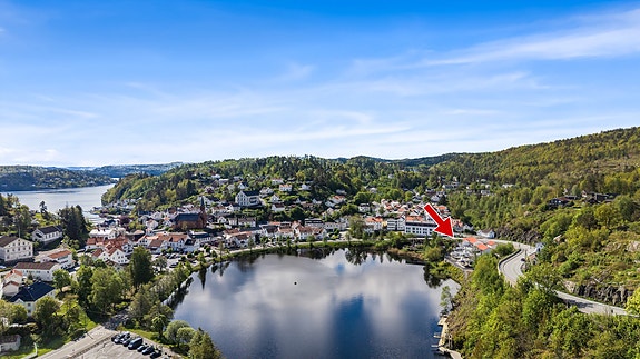 Luftfoto som viser den idylliske beliggenheten ved Tvedestrandfjorden.