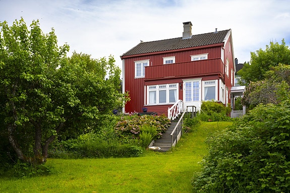 Velkommen til Hjalmar Johansens vei 3 - en sjelden perle på Utsikten, hvor du får en sjarmerende eiendom med unik beliggenhet og fantastisk utsikt over Trondheimsfjorden og sentrum.