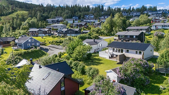 Eiendommen ligger i et veletablert boligområde med kort vei til servicetilbud, natur/rekreasonsområder.