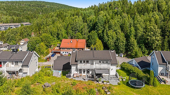 Velkommen til Løvsangerbakken 9B - Her bor du med flotte skog- og turområder i nærheten. Fotograf: Tor Øyvind Borgersen