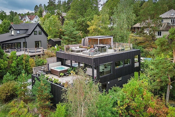 Eiendommen ble totalrenovert i 2018 av Byggmester Grønvold, og byr på gjennomgående høy standard, moderne fasiliteter.