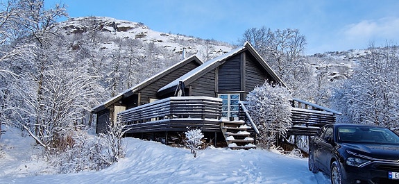 Velkommen til en flott og praktisk fritidsbolig. Bilvei helt fram og parkering rett utenfor inngangsdøra.