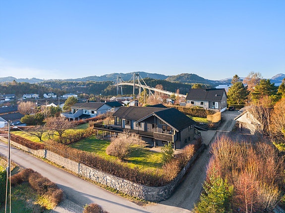 Hjertelig velkommen til visning i Haugvegen 29! En flott familiebolig i hjertet av Knarvik. Eiendommen presenteres av Eiendomsmegler Norge v/Hans Petter Midbrød.