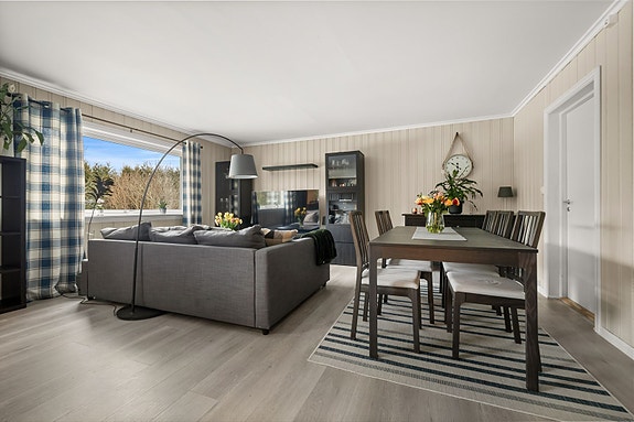 Velkommen til Aslaugsvei 8, en innbydende og oppgradert leilighet med attraktiv beliggenhet på Sellebakk, presentert av Nvar G. Helan v/DNB Eiendom Fredrikstad.