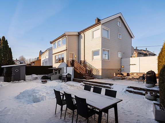 Anya Martinsen og Ruben André Knutsen v. Emera Eiendomsmegling ønsker velkommen til Solkroken 18.