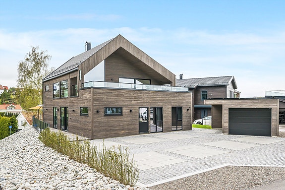 Stilfull og strøken eiendom med nærhet til sjø, barnehager, idrettsanlegg, strand, m.m