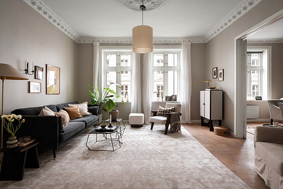 Tom Martinsen v/Krogsveen har gleden av å presentere en moderne og delikat 3-roms med en koselig balkong og sentral, men rolig beliggenhet. Foto: Peter Futo v/Cool Pics AS.