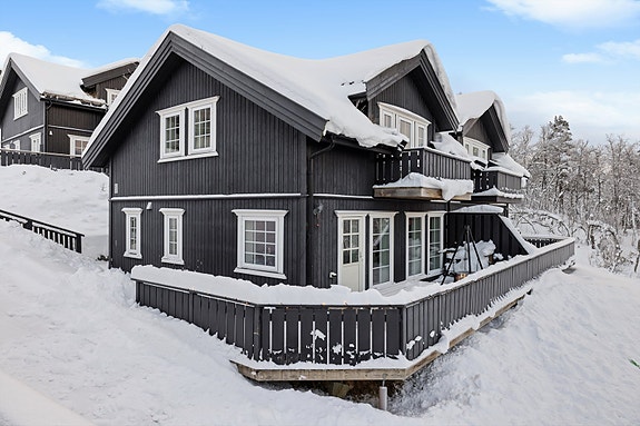 Megler Jeanette Arnesen-Eriksrød i DNB Eiendom presenterer denne innholdsrike fritidsboligen i skieldorado med ski inn/ut - perfekt familiehytte med maksimal verdi