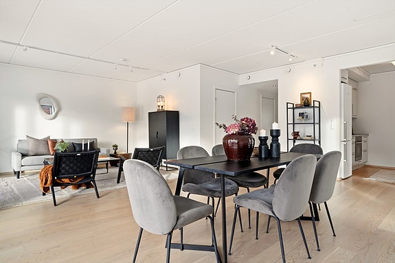 Eiendomsmegler Lars Bredeveien presenterer en tiltalende 3-roms selveierleilighet "midt i Kongsberg bysentrum". Velkommen til visning! Fotograf: Arild Brun Kjeldaas.