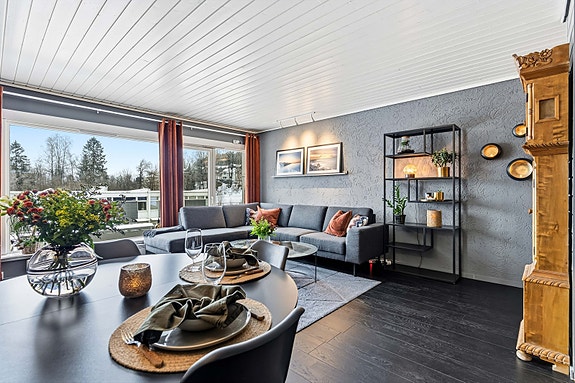 DNB Eiendom v/Veronica Melsnes presenterer et innbydende og familievennlig rekkehus med attraktiv intern beliggenhet i et trygt og hyggelig bomiljø.