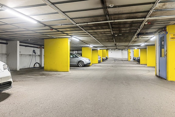 Lukket og oppvarmet garasjeanlegg midt på Grünerløkka