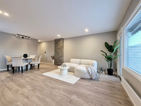 Moderne stue med lys atmosfære, åpen planløsning og elegante detaljer.