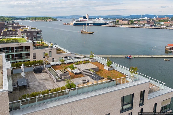 Eksklusiv og gjennomgående toppleilighet fra 2016 med hele 276 kvm BRA og en spektakulær privat takterrasse og hage på ca. 211 kvm