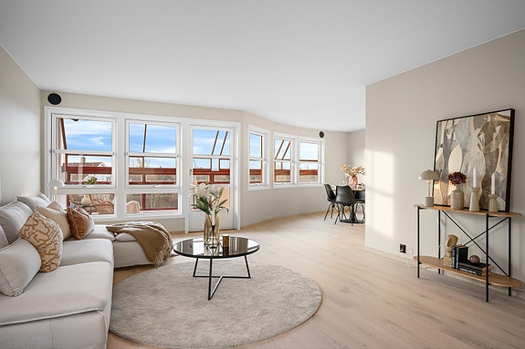 Nyoppusset (2026) og pen topp/ende leilighet med 2 soverom og solvendt innglasset balkong. Heis. Garasje. Kort vei til servicetilbud