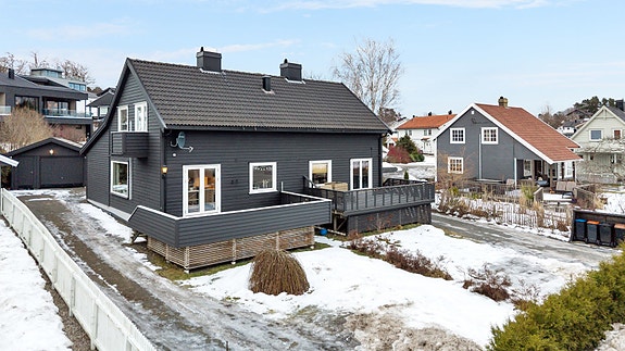 Velkommen til Gonveien 39 A som er en pen og innholdsrik halvpart av en vertikaldelt tomannsbolig.