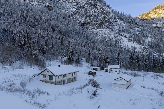 Velkommen til Valdresvegen 3506! En innholdsrik eiendom som består av stor enebolig, garasje/carport, redskapshus/verksted og et eldre stabbur i laftet tømmer.
Fotograf: Tor Solberg.