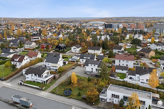 Eiendommen ligger sentralt til i et etablert boligområde i Hamar.