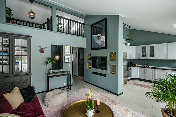 Velkommen til Frostveien 20H og denne flotte toppleiligheten over to plan med solrik og rolig beliggenhet - Presentert av Christoffer S. Akerjordet og Krogsveen Nordstrand.