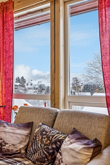 Stue med behagelig atmosfære og godt lysinnslipp.