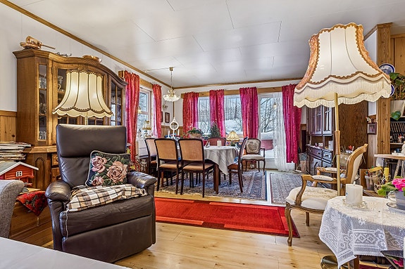 Trivelig stue med plass til både sofa og spisebord.