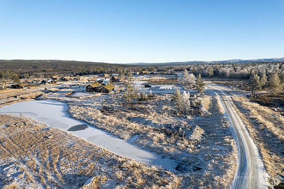 Langrennsløypa ligger kun ca. 4-5 meter unna tomtegrensa, så her kan man spenne på seg skiene rett utenfor døra og legge i vei i et snørikt vinterparadis.