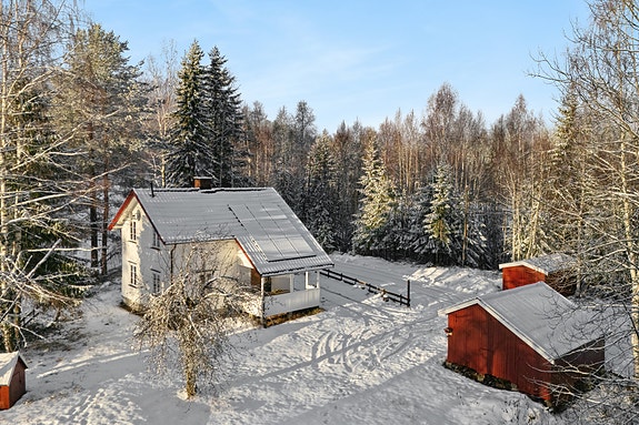 Koselig tun med hytte og uthus - landlig og sjarmerende atmosfære. Foto. EFKT