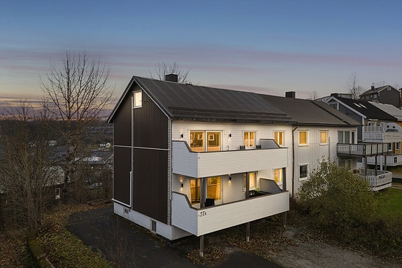 Velkommen til Toraneset og Brannklokkeveien 27A - en hel koblet tomannsbolig i 4 plan.