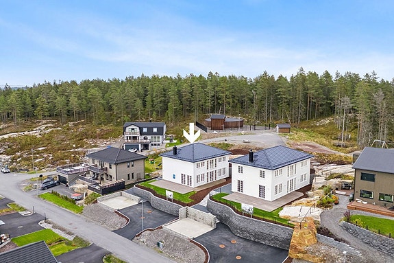 Attraktivt beliggende, øverst på nytt boligfelt. Svært solrikt og med panoramautsikt. Flott nyoppført enebolig fra Riis Bygg AS. Dobbel garasje er nå også ferdigstillet på tomten.