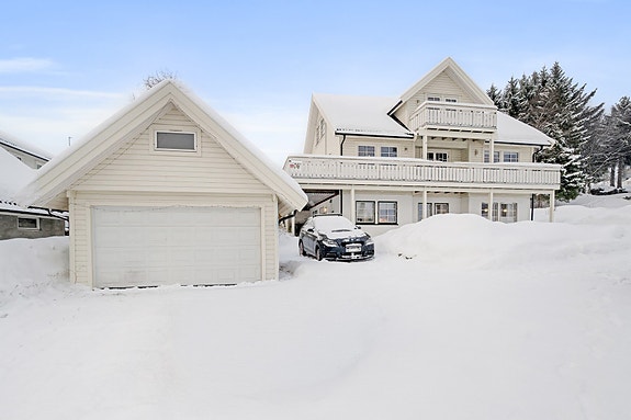 - EiendomsMegler 1 v/Sondre Jakobsen ønsker hjertelig velkommen til en flott familiebolig med utleiedel i Medkila! Foto: H5