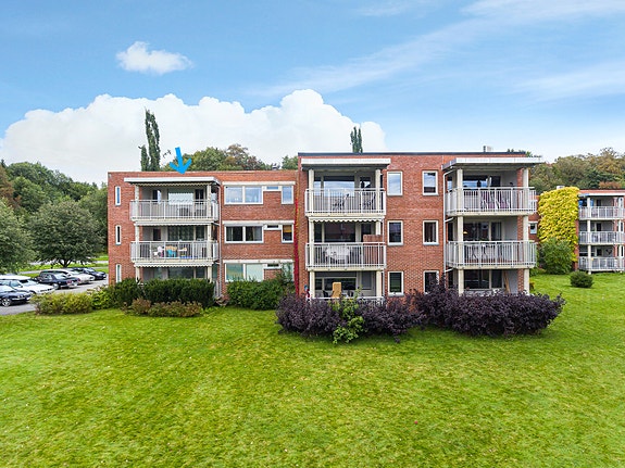 Leiligheten ligger i toppetasjen mot vest.