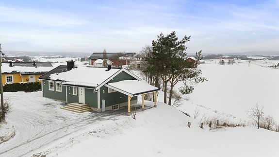 Velkommen til Ladderudvegen 6 - En nyoppusset flott enebolig over to plan på Kløfta! (Fotograf: Trond Walsø)