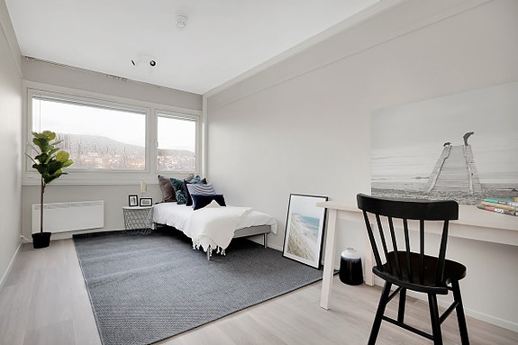 Soverommene er lyse og romslige, med plass til seng og oppbevaring, samt skivepult på det ene soverommet.