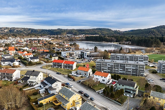 Velkommen til Bråvallagata 31 - En attraktivt beliggende halvpart av tomannsbolig med god planløsning og solrike uteområder.