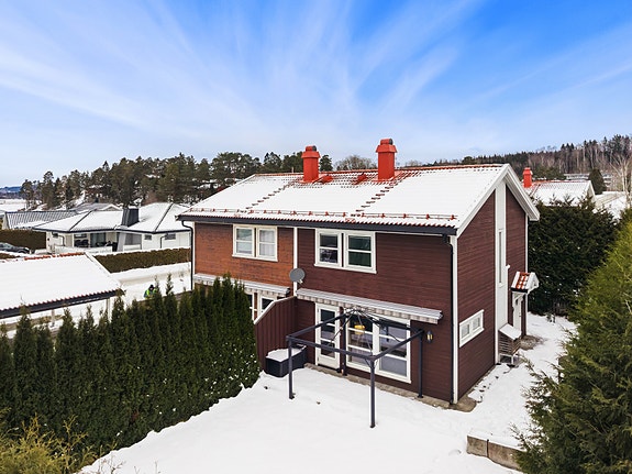 Flott halvpart av tomannsbolig med egen solrik og meget barnevennlig hage .