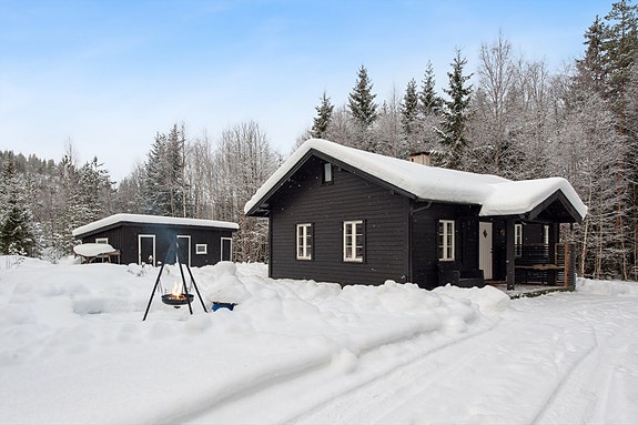 Sjøenden 43 er en trivelig fritidsbolig beliggende i et etablert hytteområde ved Harasjøen i Stange kommune.