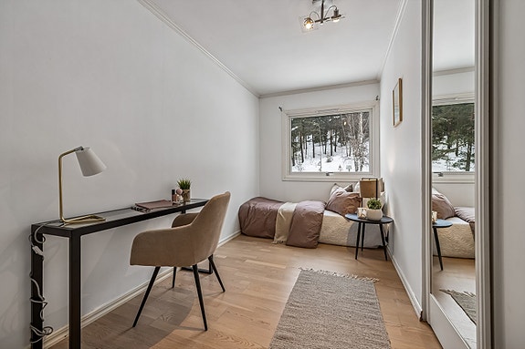 Lyst og innbydende rom med stort vindu som gir flott utsikt mot naturen utenfor