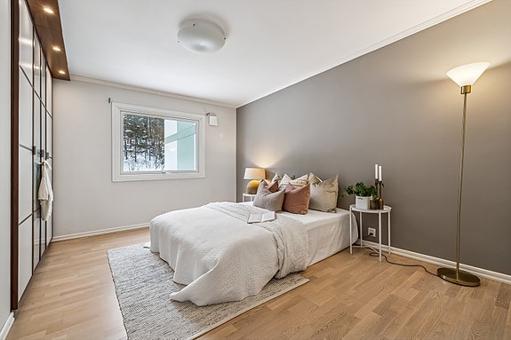 Stort soverom med meget romslig garderobeløsning