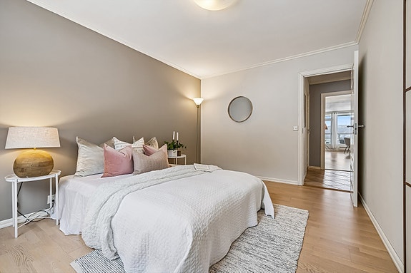 Lys og romslig bolig med moderne finish og innbydende atmosfære. Perfekt for deg som søker komfort og stil.