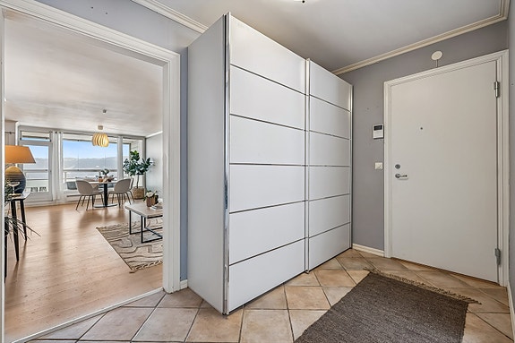 Gang med plass til garderobeskap. Praktisk med fliser på gulvet.
