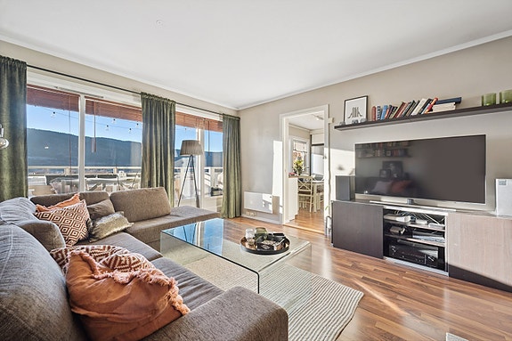 Stor og luftig stue med store vindusflater